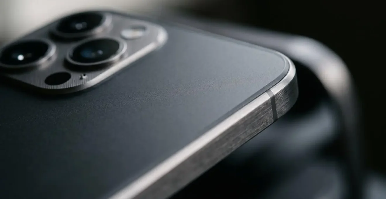 Smartphone vu de dos avec reflets de lumière naturelle, évoquant la sécurité numérique