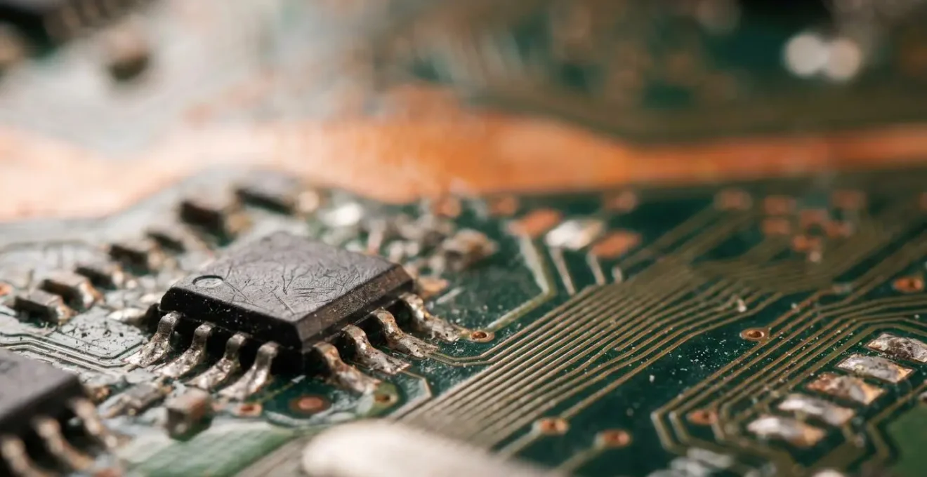 Détail macro d'un circuit imprimé d'ordinateur montrant les composants électroniques et l'usure technologique